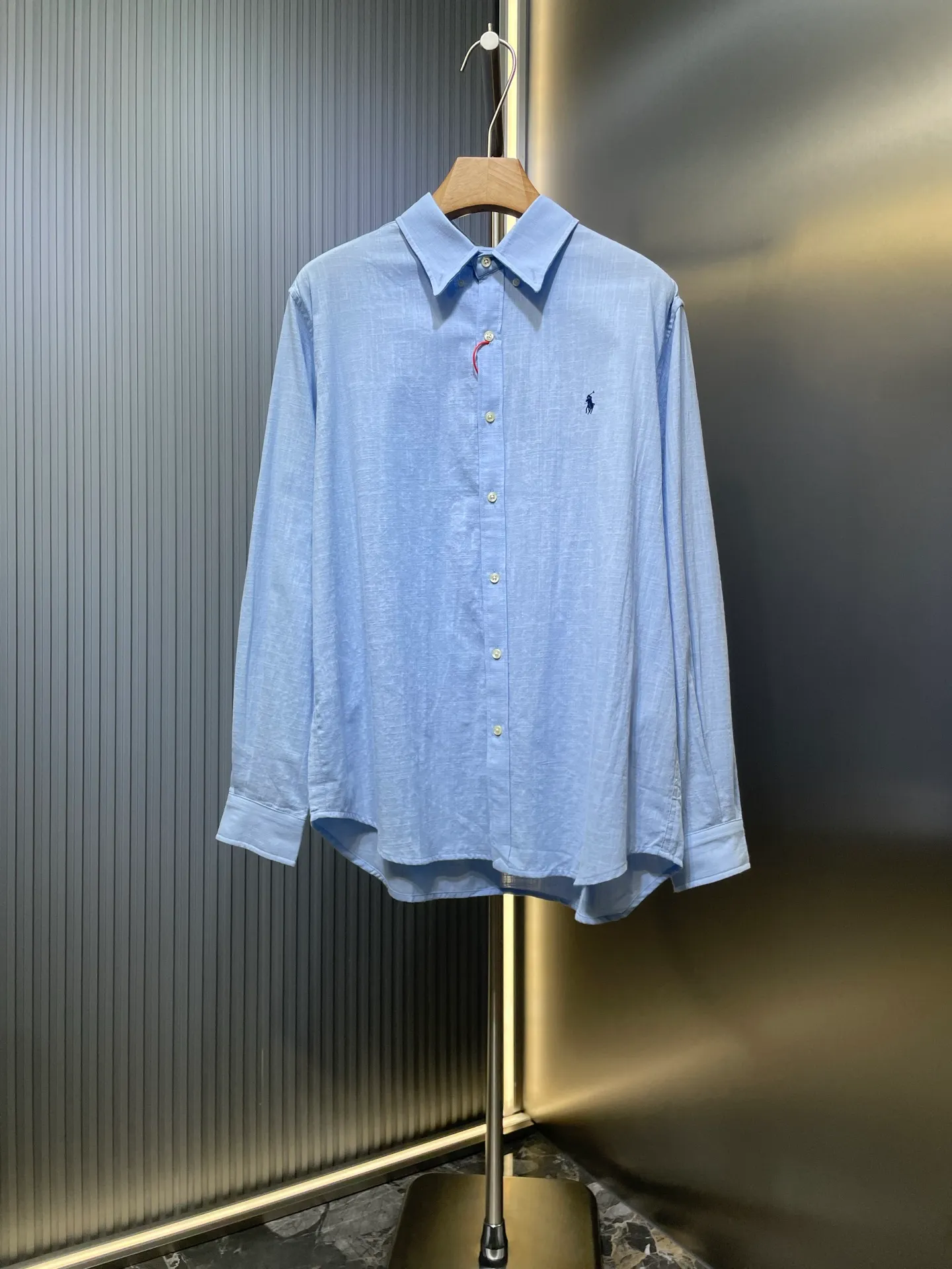 P430 Ralph Lauren 🌟[Top Original] Embroidered linen shirt. Selected high-quality linen material with natural texture and breathability. Tight and smooth, comfortable and close to the skin. Stunning appearance with a touch of pure white. The iconic pony embroidery is like a smart note jumping on the white canvas. Simple but highly recognizable. The clever design of the outer pleated split back shoulder adds a sense of agility and detachment in a minimalist shape. Contains the soul of fashion. Process 1: Adopt imported machine embroidery technology and use advanced computer control systems and precision mechanical components to achieve the iconic pony embroidery operation with high precision and smooth and delicate lines. Process 2: Adopt side-turning buried clamp stitching process, which is smooth and tidy. Process 3: The fabrics have been washed and have a better hand feel. Not easy to deform, not easy to shrink, not easy to fade, and maintain long-term beauty. Accessories: Customized 1:1 thick plate resin buckle Customized 1:1 Ralph Lauren trademark Fit: Loose fit Size: S M L XL